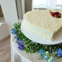 高さのあるケーキにしなかったが、ホワイトチョコがふわふわ