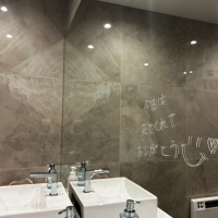 トイレの鏡です。こちらも装飾可能です。