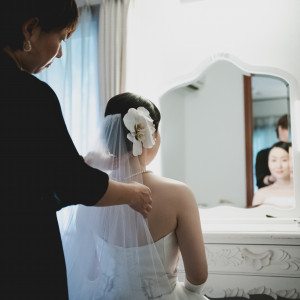 お支度の様子、落ち着ける雰囲気の控え室でした|716020さんの桜坂教会（旧桜坂セント・マルティーヌ教会）の写真(2421770)