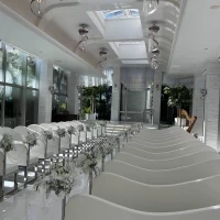 白が印象的なチャペル