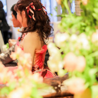 カラードレスにも合う花の色や種類をお花屋さんと相談しました。