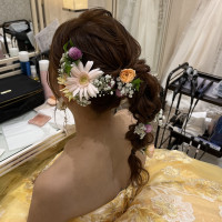 披露宴会場のお花を使用して、ヘアセットしてもらえます