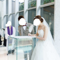 結婚証明書にサインする様子