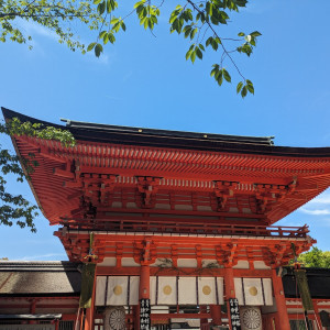 緑と空のに映える朱色|717054さんの下鴨神社の写真(2234317)