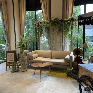 チャペルから披露宴までの移動にありました、ソファがこれも使え|717095さんのEXEX SUITES(エグゼクス・スウィーツ)の写真(2561301)