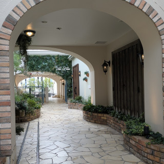 ゲストが式場を出て披露宴会場へ向かう道