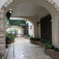 ゲストが式場を出て披露宴会場へ向かう道