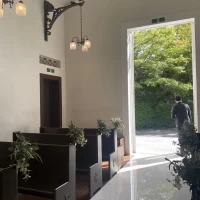 軽井沢礼拝堂（チャペル）の扉を開くと、緑が広がっています。