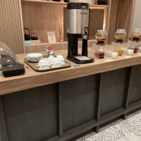 ウェルカムドリンクの様子です。奥はお茶バーです。