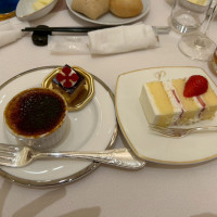 ウェディングケーキとデザートビュッフェ