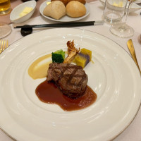 牛フィレ肉のグリエひよこ前のフムスとカラフルポテトの赤ソース
