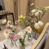 ソファ席の横の装花