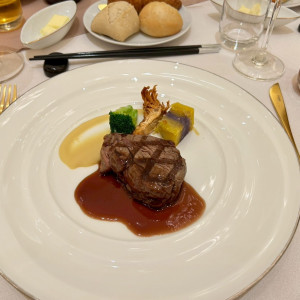 牛フィレ肉のグリエひよこ前のフムスとカラフルポテトの赤ソース|717434さんのアニヴェルセル江坂（新大阪）の写真(2453960)