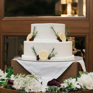 ウェディングケーキです。ケーキ周りの装花を追加しました。