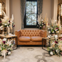 新郎新婦席はソファ席に変更しました。