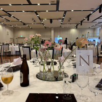 シンプルな会場にお花の色が映えます