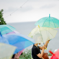 小雨の際、スタッフの方々が傘を配布してくださいました。