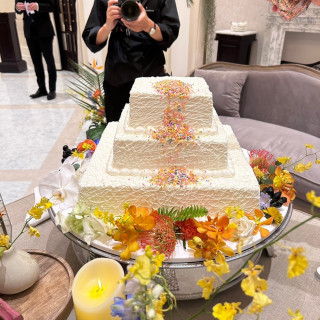 カラースプレーをかけた後のケーキ