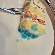 ウェディングケーキもみんなに食べてもらえました
