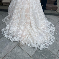 新婦が着用したウエディングドレスは花柄
