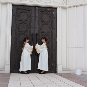 チャペルからガーデンに続く扉|718230さんのノートルダムマリノア/FIVESTAR WEDDINGの写真(2460175)