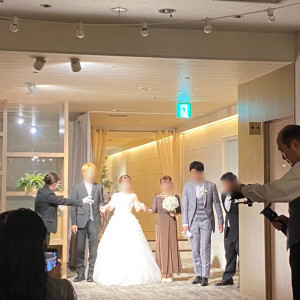 披露宴入場、妹弟と一緒に|718277さんのザ コンチネンタル横浜の写真(2240821)