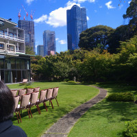 庭園から高層ビルが見えます。この式場ならではの景色です。