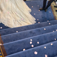 フラワーシャワーの演出をした階段はカーペットになっている