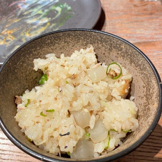 釜飯。そのままでおいしい、出汁をかけるともっとおいしい。