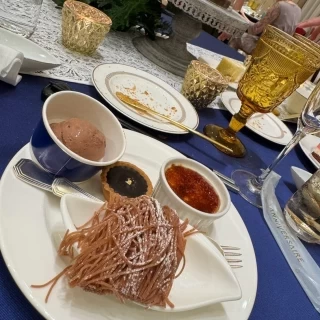 ウェディングケーキ+デザートブュッフェにしました。