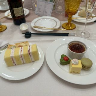 デザートビュッフェ
左がウェディングケーキ　右がビュッフェ