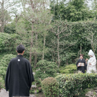 庭園にて新婦入場