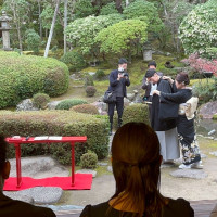 母親に羽織着せてもらう演出