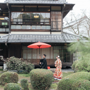 大きな番傘を持って写真撮影|718763さんの桜鶴苑の写真(2460923)