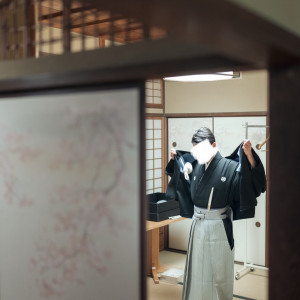ブライズルームにて新郎支度の様子|718763さんの桜鶴苑の写真(2464832)