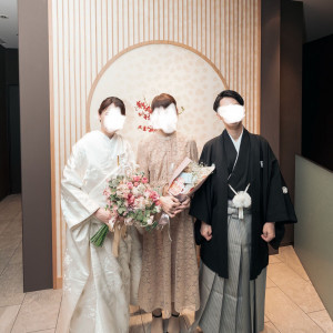 お色直しのため大切な友人と退場後、ロビーにて撮影|718763さんの桜鶴苑の写真(2464836)