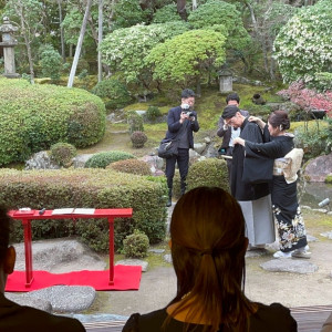 母親に羽織着せてもらう演出|718763さんの桜鶴苑の写真(2463350)