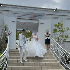 ガーデンでの入場時の写真です。|718782さんのアルカンシエル横浜 luxemariage（アルカンシエルグループ）の写真(2450724)
