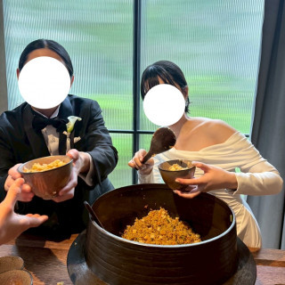 パーティー中に釜飯をよそう夫婦の様子