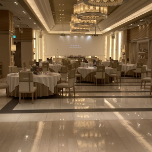 白い方の披露宴会場|719093さんのノートルダム周南/FIVESTAR WEDDINGの写真(2255085)