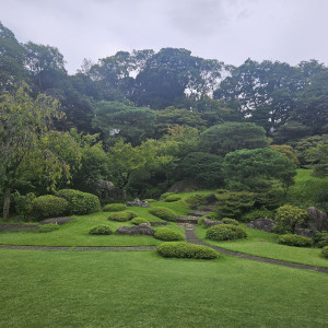 披露宴会場から臨む庭園。こちらでガーデン挙式ができます。|719112さんの国際文化会館（International House of Japan）の写真(2246114)