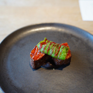 肉料理です。複雑に旨味が重なり合い、非常に美味しいです。