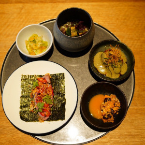 前菜です。ワクワクするような小皿たち。美味しいです。|719202さんのIWAI OMOTESANDO(イワイ オモテサンドウ)の写真(2475823)