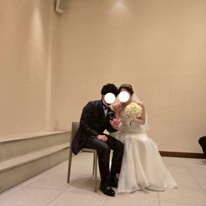 チャペルの控え室でツーショット|719494さんのTHE GRAND ORIENTAL MINATOMIRAI(グランドオリエンタル みなとみらい)の写真(2557709)