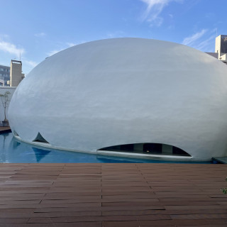 水の上に浮かんでいる繭型チャペル