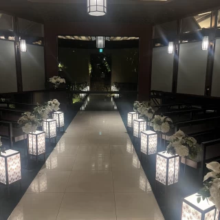 奥行はあまりなくこじんまりとしていますが天井が高い挙式会場