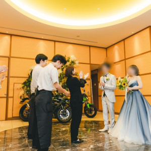 披露宴終了後にスタッフの皆様が挨拶してくれました。|720204さんのAMANDAN HILLS ～アマンダンヒルズ～の写真(2353964)