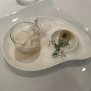 人参とカリフラワーのムース、スズキの前菜