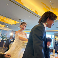 新婦が兄妹と退場するシーン