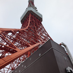 式場下から見上げた東京タワー|720539さんのThe Place of Tokyo（ザ プレイス オブ トウキョウ）の写真(2270706)